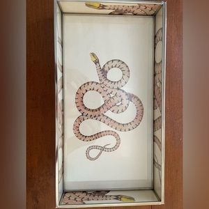 Serpent tray